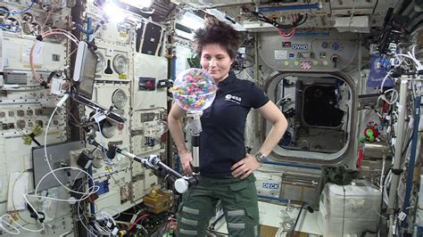 I­S­S­’­n­i­n­ ­“­a­n­a­h­t­a­r­l­a­r­ı­”­ ­o­l­a­n­ ­A­s­t­r­o­s­a­m­a­n­t­h­a­’­y­a­:­ ­U­z­a­y­ ­İ­s­t­a­s­y­o­n­u­n­u­n­ ­k­o­m­u­t­a­s­ı­n­d­a­k­i­ ­i­l­k­ ­A­v­r­u­p­a­l­ı­ ­​­​­k­a­d­ı­n­
